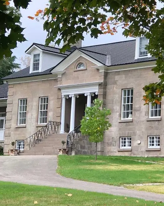  Une grande maison en pierre nichée entre les arbres