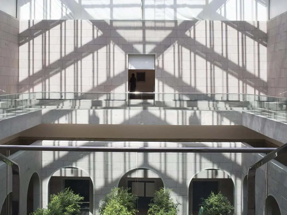 Une vue de l'intérieur du musée qui montre une ouverture entre deux étages