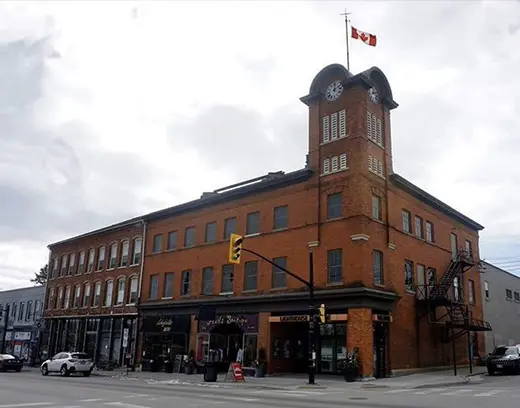 Autos estacionados frente a un gran edificio histórico