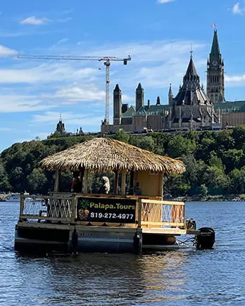 Un bateau qui navigue sur les eaux