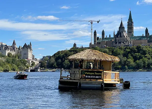 Un bateau qui navigue sur les eaux