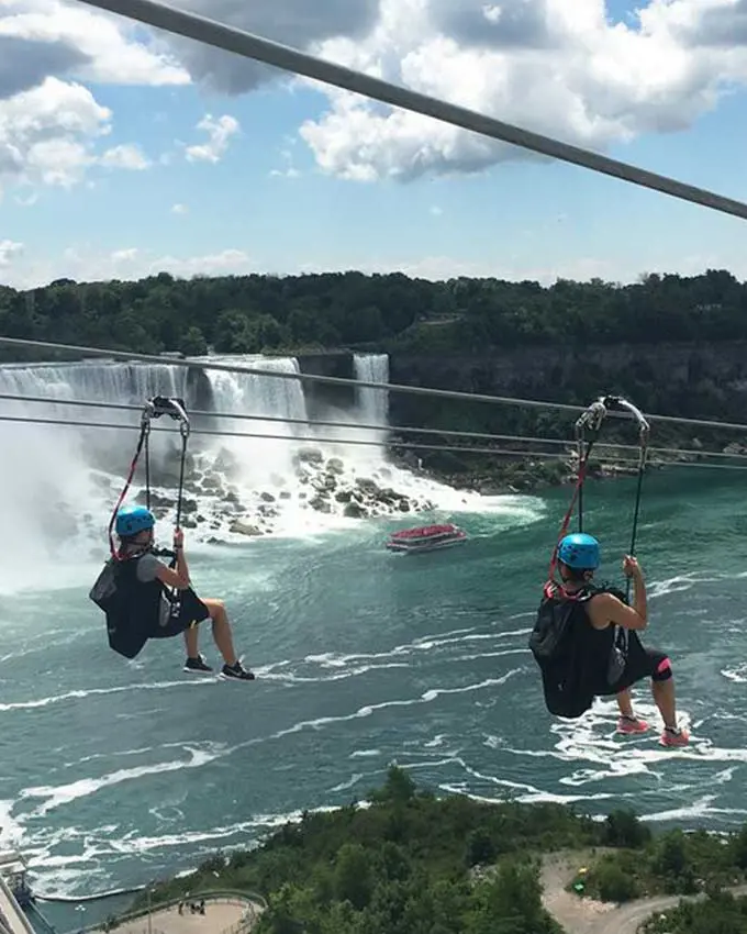Personnes profitant d'une journée de tyrolienne au-dessus des chutes du Niagara