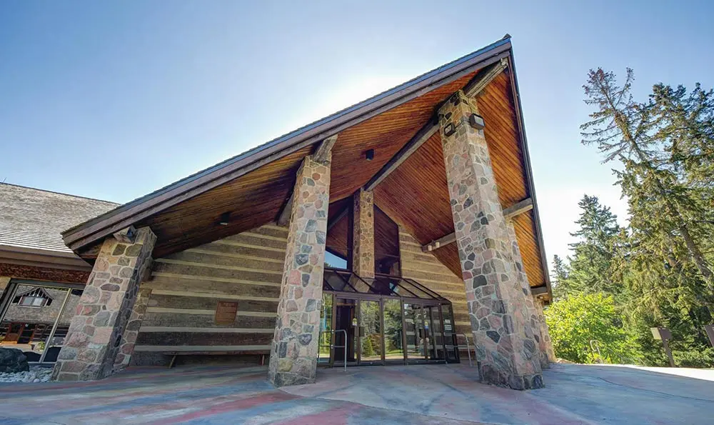 La entrada a la Colección de Arte Canadiense McMichael.