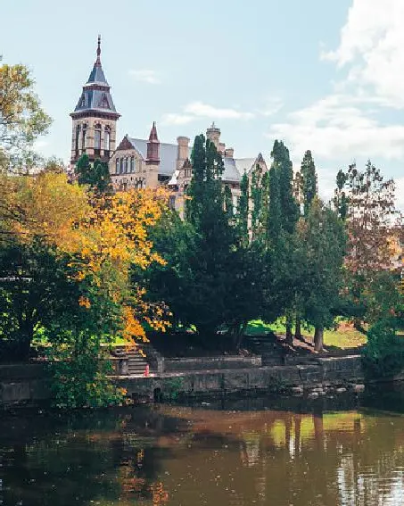 강을 건너 건물로 이어지는 다리.