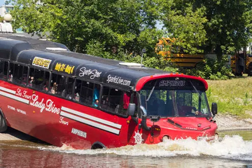 Vehículo anfibio rojo flotando en el río