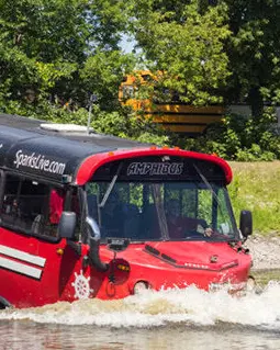 川に沿って浮かぶ赤い水陸両用車