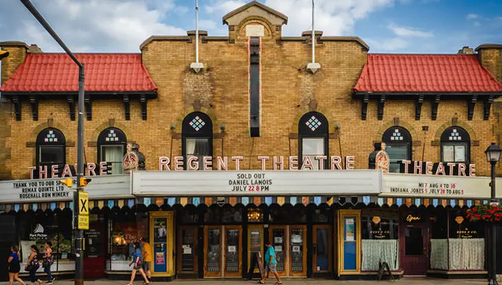 온타리오주 픽턴에 있는 리젠트 극장은 옛 석조 건물로, 향수를 불러일으키는 대형 천막이 있어 시대를 초월한 매력과 역사적인 우아함을 발산합니다.