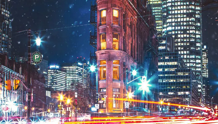 トロントのダウンタウンにある歴史的建造物の夜景。