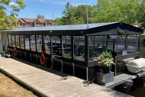 Profitez de la bonne nourriture, des boissons, des vues et de l'atmosphère lors d'une excursion en bateau ponton entièrement autorisée sur la magnifique rivière Napanee. Réservez en ligne pour les visites de l'après-midi et du soir au printemps, en été et en automne.