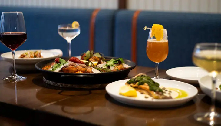 プリンスエドワード郡のテーブルに、上品に盛り付けられた食べ物と飲み物。