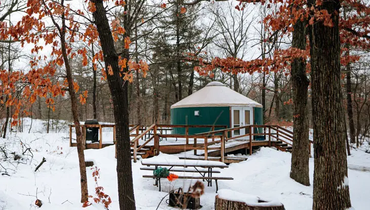 Eine kleine, runde Jurte im Wald im Winter im Pinery Provincial Park.