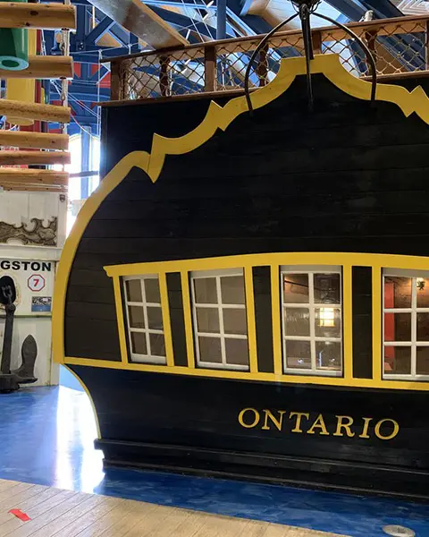 Popa del ferry con la cubierta superior abierta y las ventanas de la cubierta inferior que revelan el interior