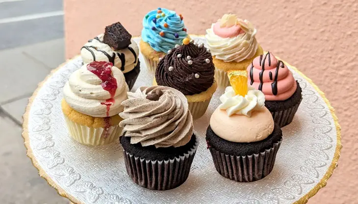 장식된 컵케이크가 담긴 접시