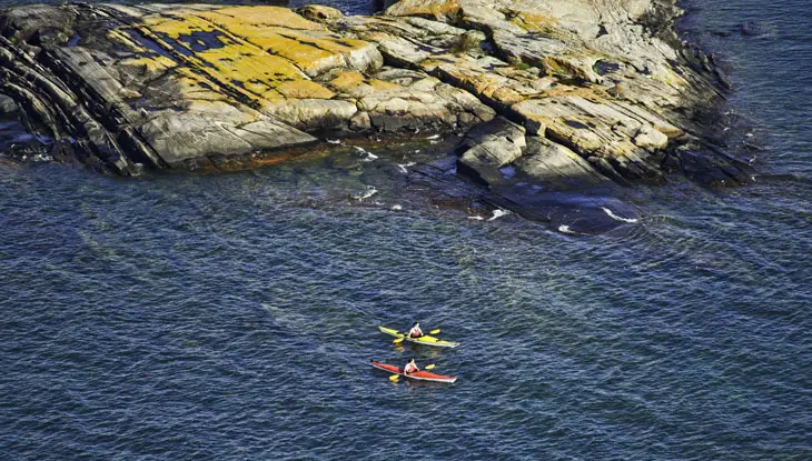 조지안 만의 큰 바위를 지나 카약을 타는 두 사람.