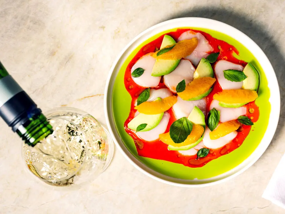 Un plato y una bebida de verano coloridos que se rellenan en un popular restaurante de Toronto.