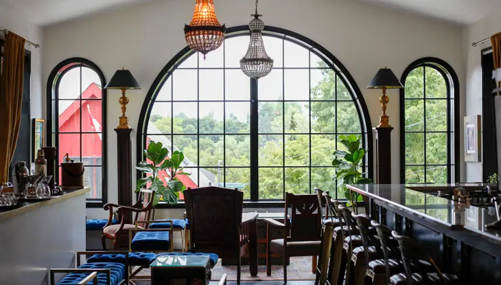 大きな窓、エレガントな家具、蒸留所のテイスティング ルームにあるスタイリッシュなバー。