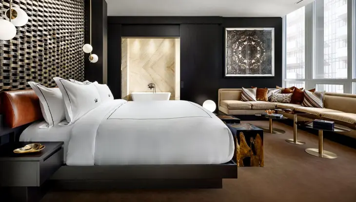 Una cama grande y lujosa en una habitación de hotel.