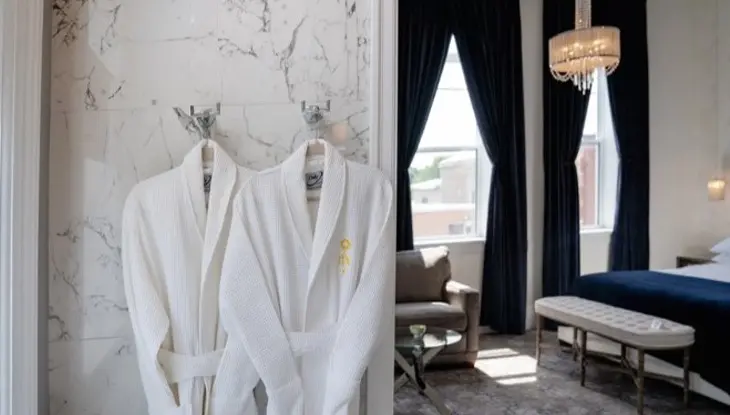 고급 부티크 호텔 스위트룸에 걸려 있는 목욕 가운 두 개.