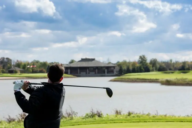Ein Golfspieler schwingt seinen Schläger.