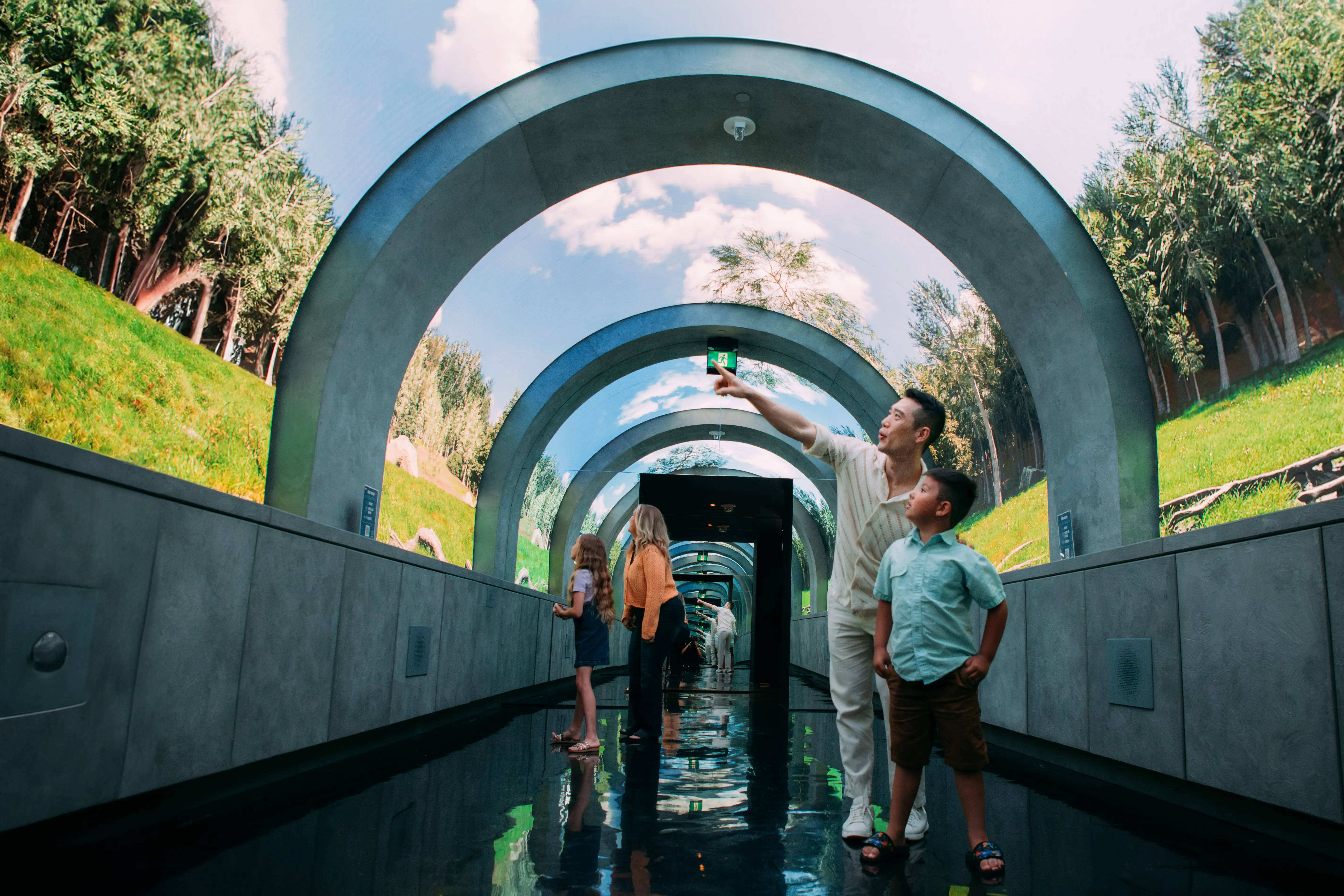 Los visitantes admiran la proyección en el túnel.