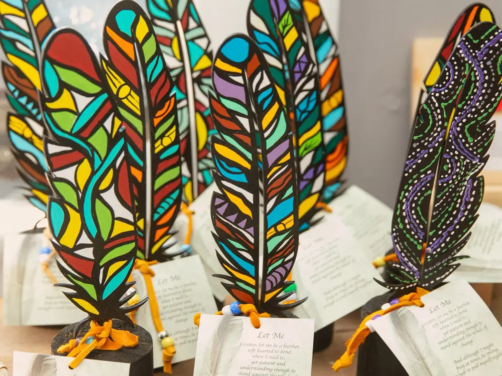 Une exposition de plumes de verre colorées et peintes.