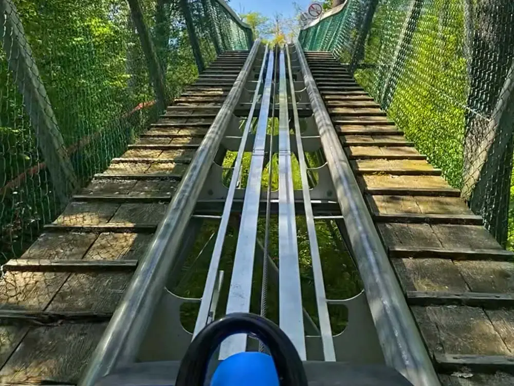 가파른 경사로 이어지는 롤러코스터 트랙.