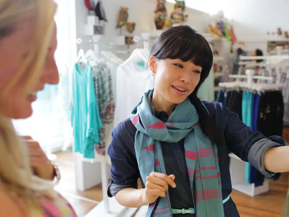 두 여성이 오타와 시내 바이워드 마켓에서 옷을 쇼핑하고 있습니다.