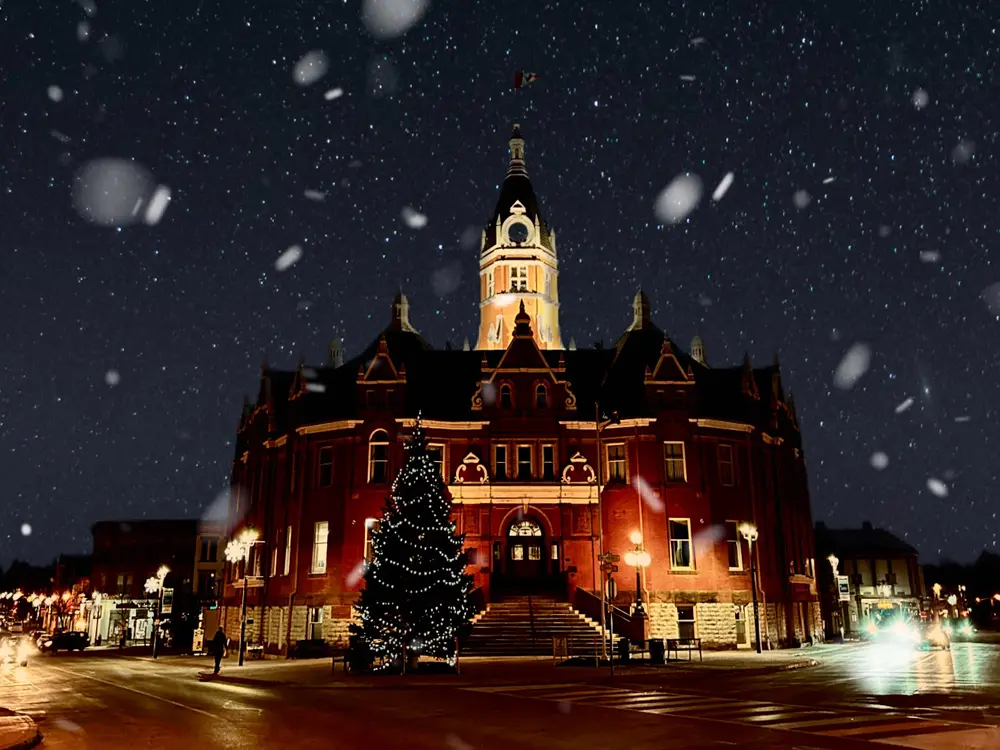 Édifice de l’hôtel de ville de Stratford, en Ontario, illuminé en hiver.