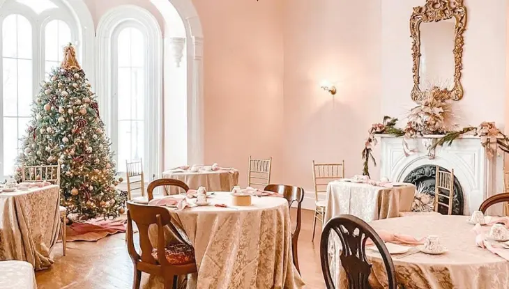  Un sapin de Noël dans une salle avec des tables décorées