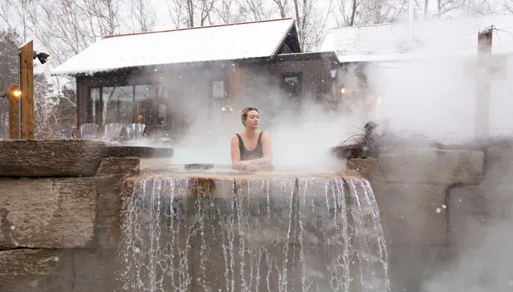 Eine Frau genießt heiße Quellen