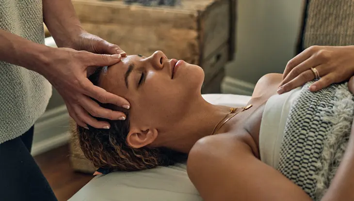 Eine Frau bekommt im Thermea Spa eine Kopfmassage.