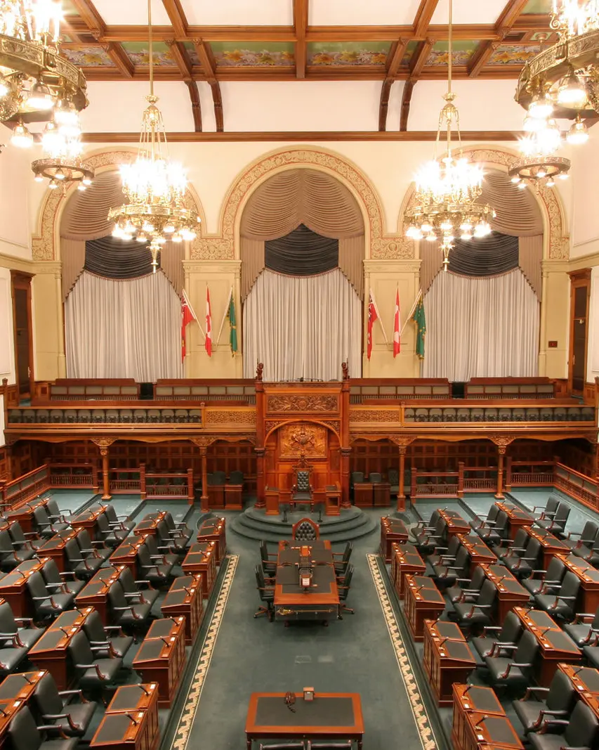 Leere Sitze im Inneren der gesetzgebenden Versammlung von Ontario.