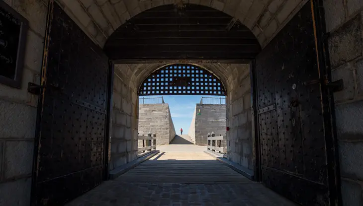 砦の門の入り口。