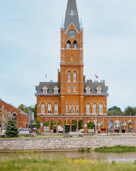 Das historische Rathaus aus rotem Backstein in der Innenstadt von Belleville, an einem bewölkten Tag von der anderen Seite der Bay of Quinte aus gesehen.