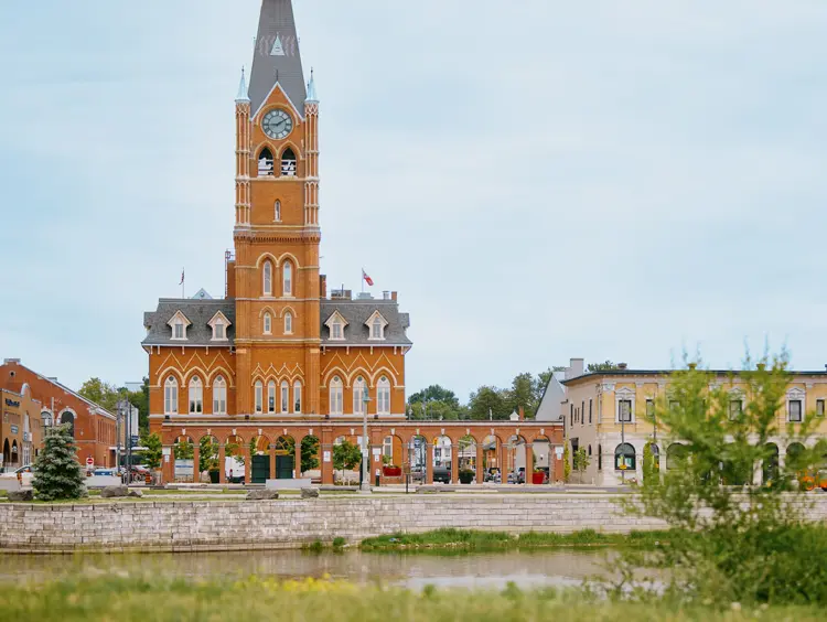 Hôtel de ville historique en briques rouges dans le centre-ville de Belleville, vu depuis l'autre côté de la baie de Quinte par temps couvert.