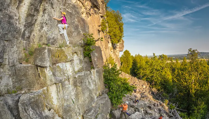 야외 바위를 오르는 여성