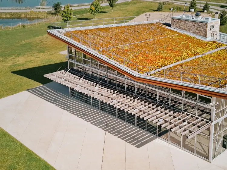 Luftaufnahme des ROC in Georgina, Ontario. Sie zeigt die moderne Anlage mit einem begrünten Dach, umgeben von grünen Feldern und Teichen.