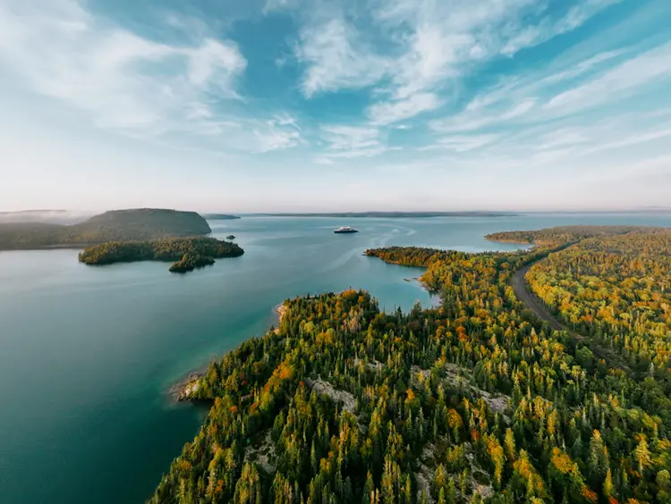  Vista aérea de las islas y la costa boscosa del Lago Superior, cerca de Rossport, con tranquilas aguas azules y un cielo despejado en un claro día de verano.