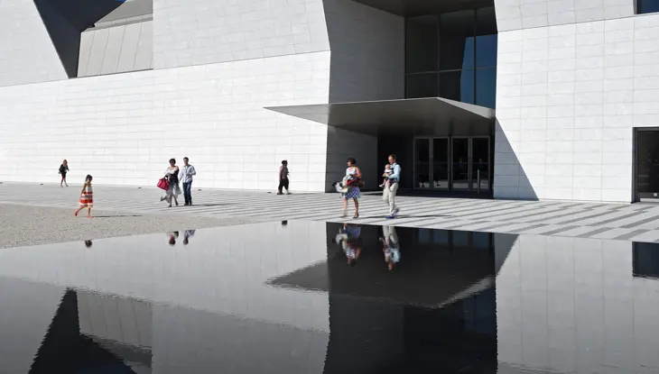 Des personnes devant l’entrée du musée Aga Khan, un bâtiment à l’architecture époustouflante situé à Toronto.