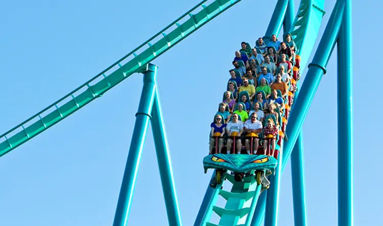 캐나다 원더랜드의 롤러코스터가 탑승객으로 가득 차 스릴 넘치는 하강을 시작하면서 기대감이 고조됩니다.