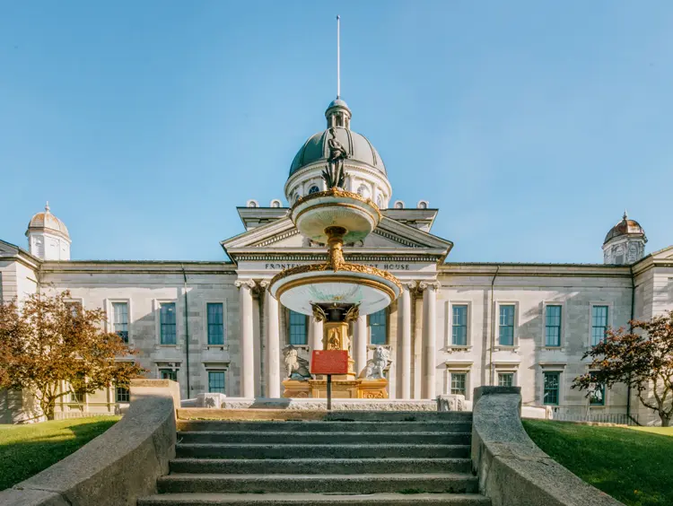 Le palais de justice historique du comté de Frontenac à Kingston, vu depuis le bas des larges escaliers en pierre.
