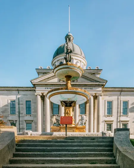 Le palais de justice historique du comté de Frontenac à Kingston, vu depuis le bas des larges escaliers en pierre.