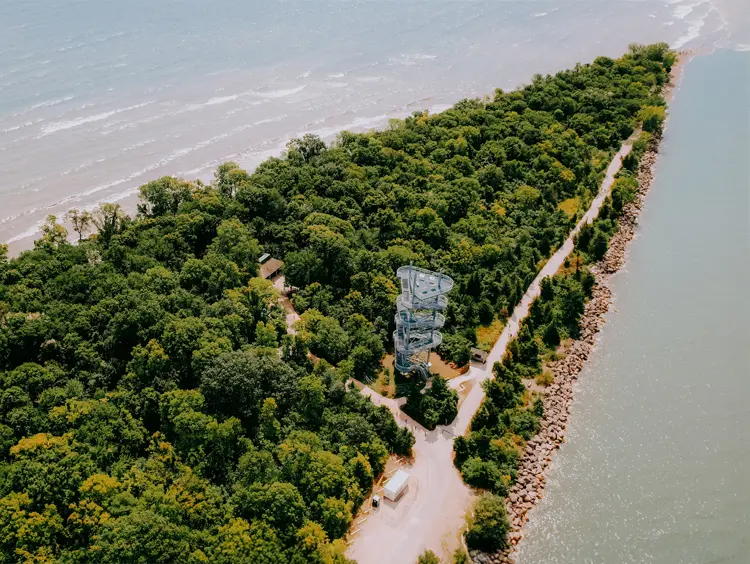 Une promenade et une tour d’observation en spirale dans la forêt au parc national de Pointe-Pelée à Leamington, en Ontario, sur le lac Érié.
