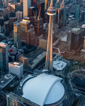 토론토 도심에 있는 CN 타운과 스코샤 뱅크 센터의 항공 사진입니다.