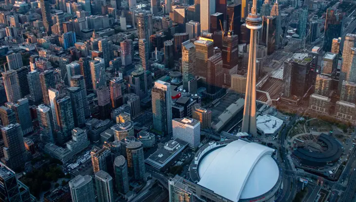 トロントのダウンタウンにある CN タウンとスコシアバンク センターの航空写真。