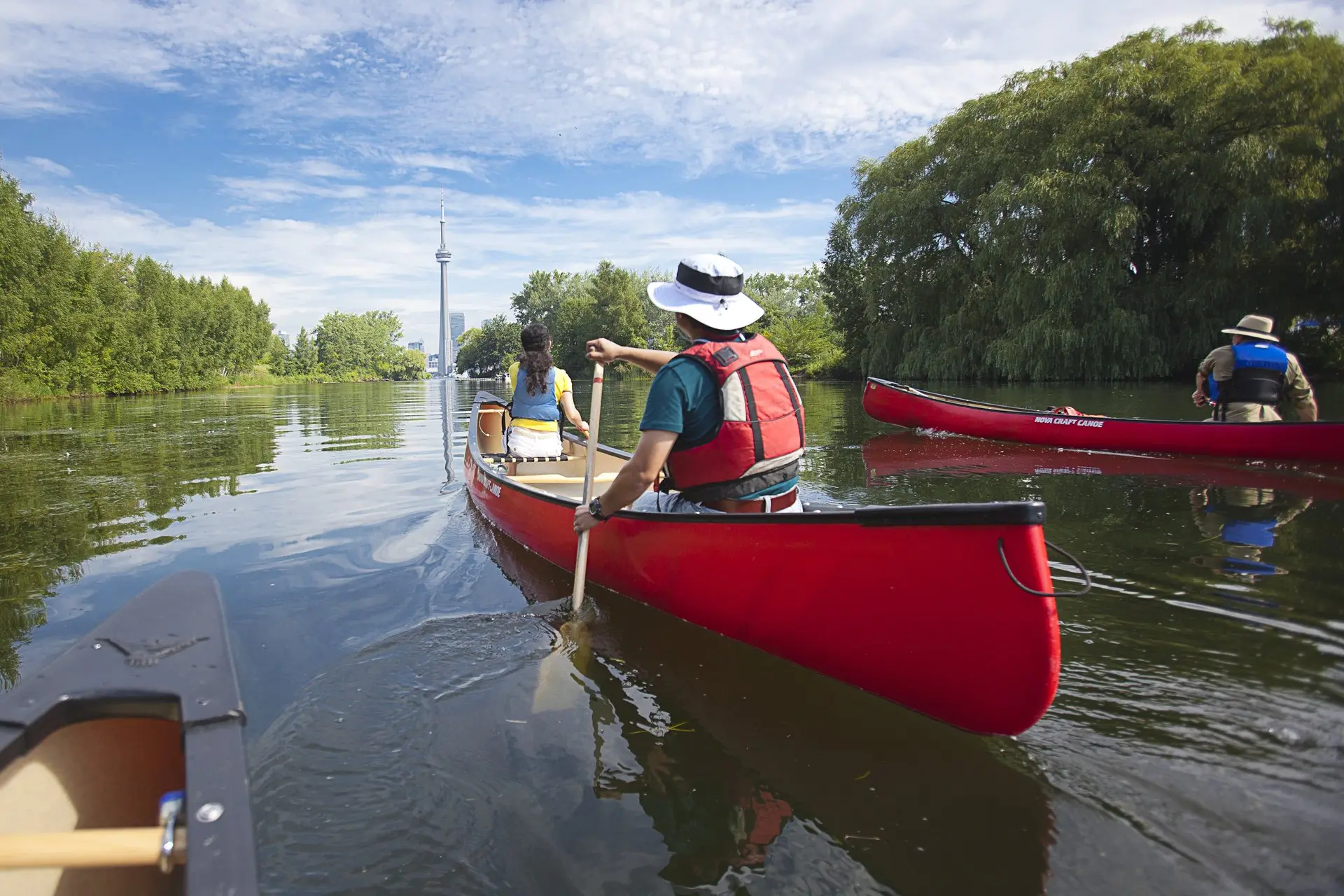 Des gens pagayant sur un canoë à Toronto avec vue sur le Harbourfront.