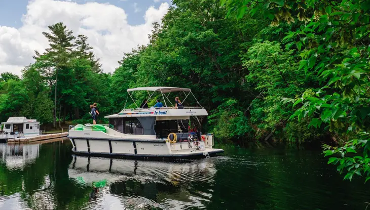 乗客は、Le Boat からレンタルしたハウスボートに乗って、リドー運河沿いのゆったりとしたクルーズを楽しみます。