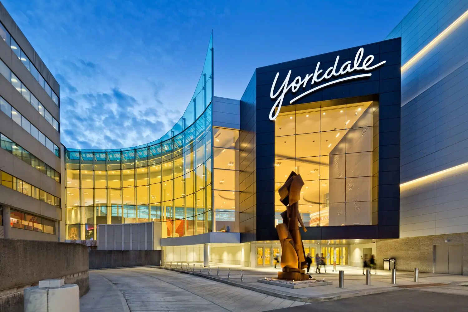 Le centre commercial Yorkdale à Toronto en soirée.