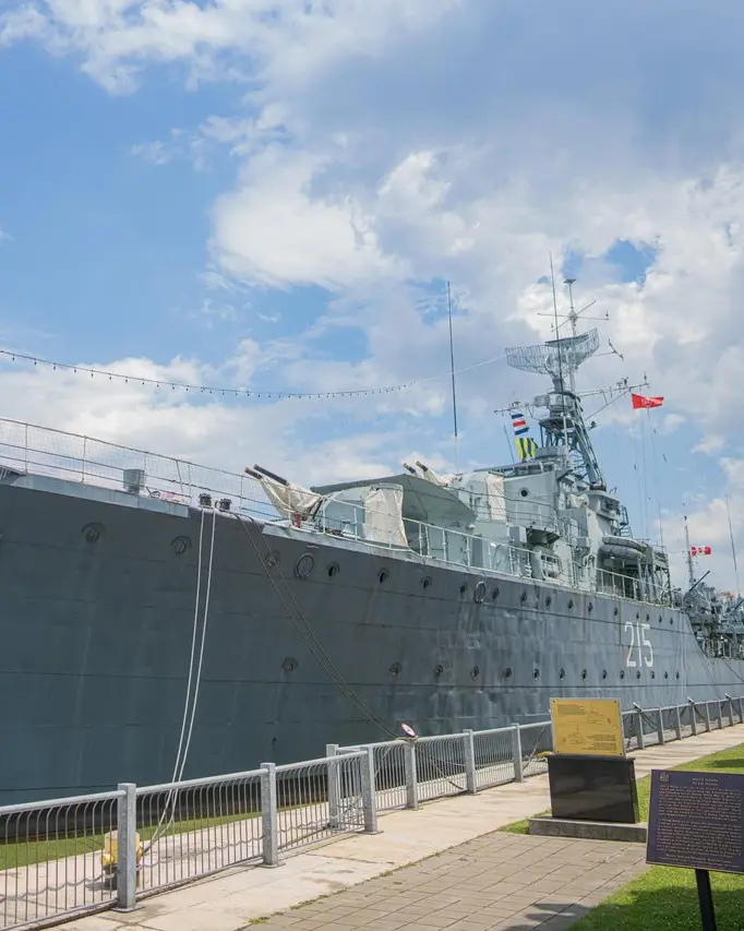 낮에 본 캐나다 군함 HMCS 하이다.