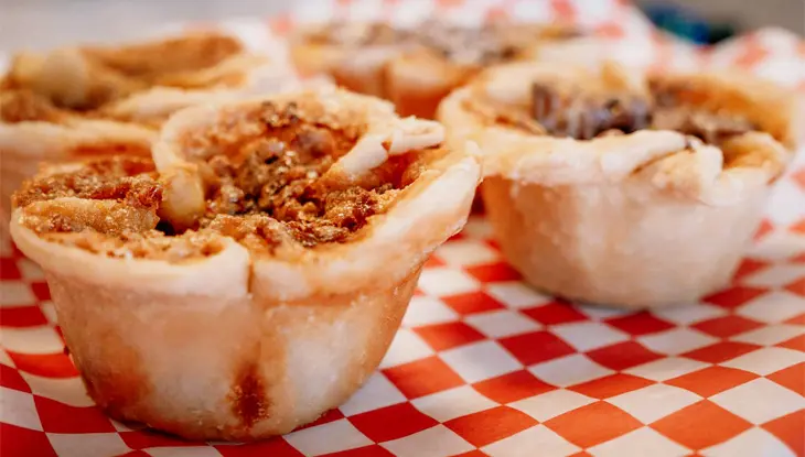 카와르타 버터 타르트 투어에서 전시된 퇴폐적인 버터 타르트.